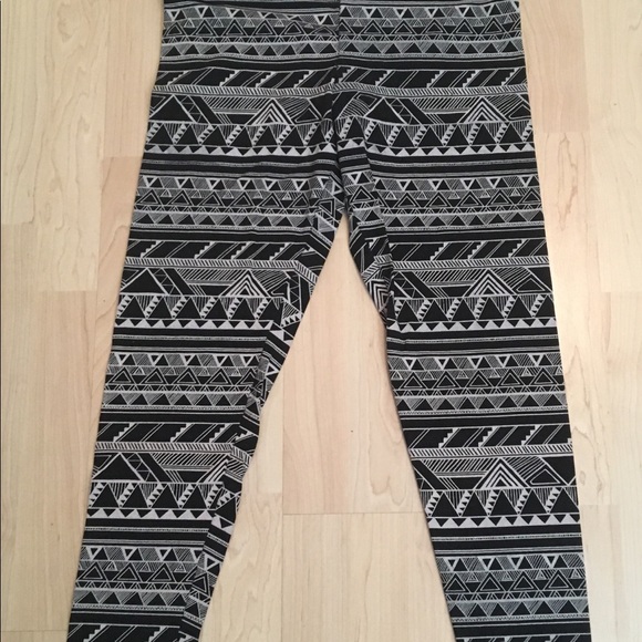 Victoria’s Secret pink yoga capris - Picture 2 of 3